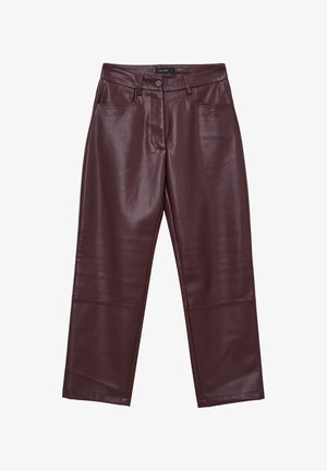 Burgunderfarbene Kunstlederhosen mit geradem Schnitt, Fronttaschen und sichtbaren Nähdetails für ein strukturiertes Aussehen.