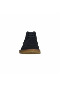 Chaussure à lacets en suede noir, avec un bout rond et une semelle en gomme contrastée. Présente des coutures minimales et un dessus texturé.