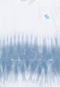 Hoodie met een dip-dye patroon dat overgaat van wit naar lichtblauw, met een klein blauw elandlogo op de borst en een voorzak.