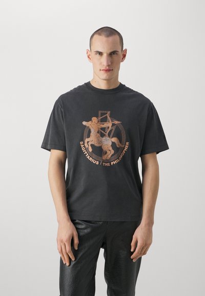 Neil Barrett DROPPED SHOULDER ROCK BAND ZODIAC SAGITTARIUS - Camiseta estampada - black
