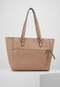 Borsa tote in finta pelle beige con rifiniture nere, due tracolle, tasca frontale con zip e hardware dorato. Texture liscia e forma strutturata.