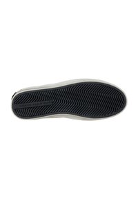 Suela de zapato de goma negra con patrón de espiga, con un diseño plano y etiqueta en relieve "CRIME LONDON" en el costado.