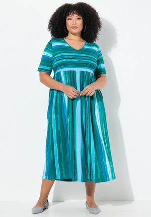 Robe midi rayée dans des nuances de sarcelle et de bleu, présentant un décolleté en V, des manches courtes et une jupe évasée avec une taille froncée.