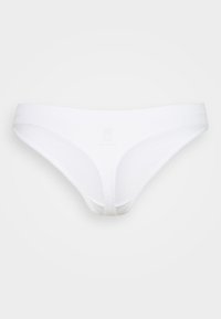 Witte katoenen bikini-stijl vrouwenondergoed met een textuurpatroon, elastische tailleband en gegolfde afwerking op een lichtgrijze achtergrond.