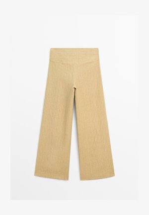 Beige Hosen mit weitem Bein und vertikaler Rippstruktur sowie hohem, breitem Bund, flach auf weißem Hintergrund dargestellt.