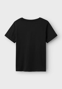 Camiseta negra de manga corta con cuello redondo y mangas enrolladas, que presenta una textura de algodón suave y un corte relajado.