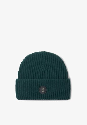 Gebreide beanie in donker teal, met een geribbelde textuur en een opgeriempte manchette. Inclusief een ronde zwarte logo patch met de letter "B."