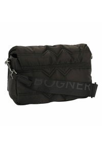 Černá prošívaná crossbody taška s měkkou texturou, nastavitelným popruhem s brandingem "BOGNER" a kovovými stříbrnými akcenty.