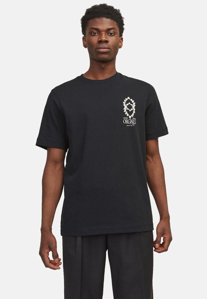 Sort bomulds T-shirt med korte ærmer, rund halsudskæring og et hvidt grafisk design på venstre bryst.