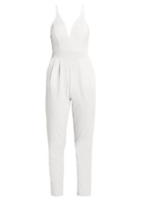 Combinaison blanche avec un décolleté plongeant, des bretelles fines et des plis au niveau de la taille. Jambes ajustées et texture lisse.