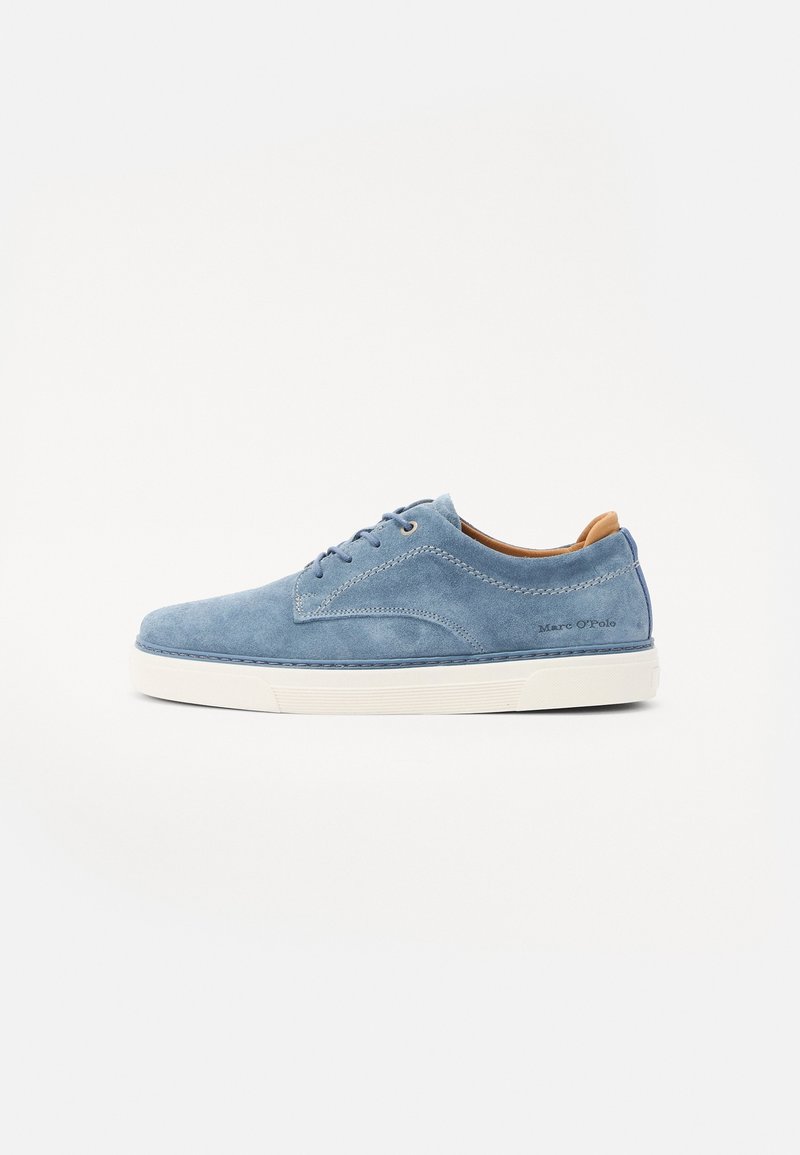 Baskets basses en daim bleu avec semelle et lacets blancs, marquées "Marc O'Polo" sur le côté, vues de l'extérieur.