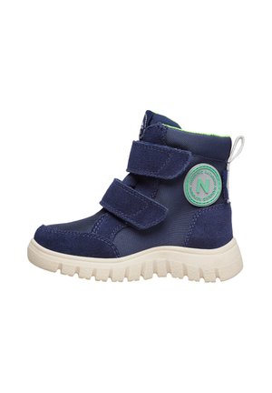 Stivale blu navy con una combinazione di camoscio e tessuto testurizzato. Presenta due strap in velcro, una suola in gomma bianca e un'etichetta con logo verde.
