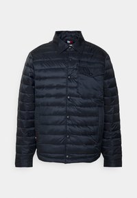 Czarna kurtka puchowa z kołnierzykiem, zatrzaskami, poziomym pikowaniem oraz pojedynczą kieszenią na klatce piersiowej po lewej stronie.