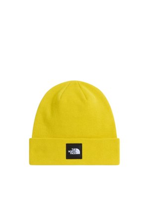 Gorro de punto amarillo con puño doblado que presenta un parche con el logo "The North Face" rectangular en blanco y negro.