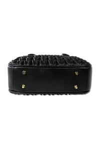 Zwarte leren handtas met een gestructureerd, gecarreesd ontwerp. Voorzien van hardware accenten in goudkleur en een platte, rechthoekige bodem met beschermende studs.
