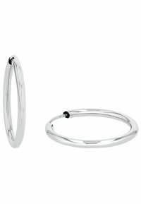 Silverfärgade ringörhängen med högblank yta, oval form och sömlöst utförande med en liten öppning för enkel användning.