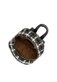 Zwart-wit tweed rugzak met een ronde vorm, ritsafsluiting en twee bovenhandvatten. Het interieur is voorzien van een bruine stofvoering met branding.