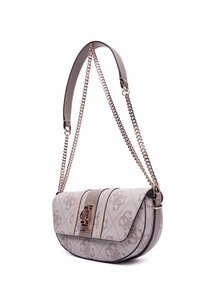 Borsa a tracolla in tessuto grigio con catena, dotata di chiusura a pattina, accentuata da logo e superficie testurizzata con un sottile motivo.