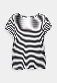 Camiseta de manga corta a rayas en blanco y negro con un escote redondo; ajuste relajado y tela ligera con una textura suave.