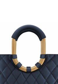 Borsa a spalla trapuntata blu navy con manico ad arco in tono oro. Il manico presenta una texture rigata e connettori alla base, che migliorano la presa.