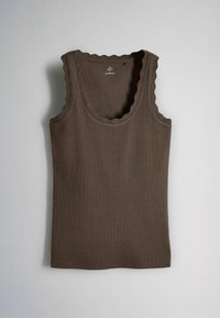 Débardeur marron côtelé avec bords en forme d'ondulations au niveau de l'encolure et des emmanchures, posé à plat sur un fond gris clair.