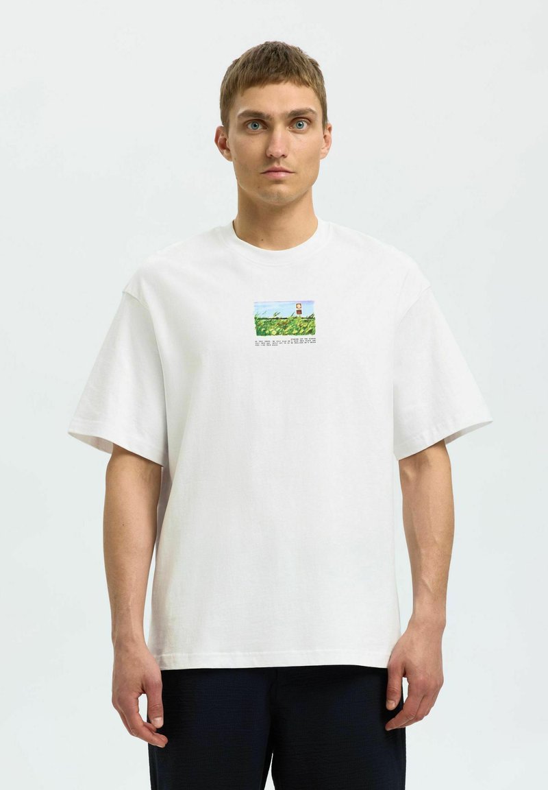 Biała bawełniana koszulka z krótkim rękawem, z małą kolorową grafiką krajobrazu na piersi. Prosty dół i luźny krój.