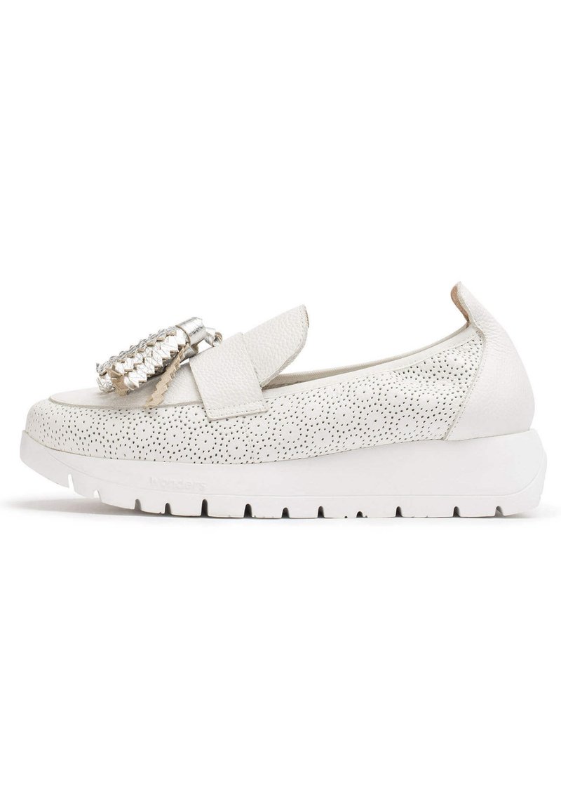 Zapato blanco tipo slip-on con parte superior de cuero texturizado, diseño perforado, banda elástica y acento metálico. Cuenta con una suela blanca gruesa.