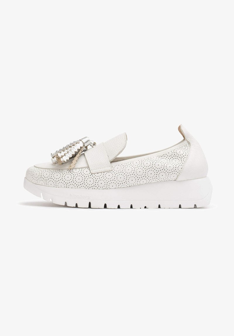 Weißerslip-on Schuh mit einer strukturierten Lederoberfläche, durchbrochenem Design, elastischem Riemen und metallischem Akzent. Besitzt eine dicke weiße Sohle.