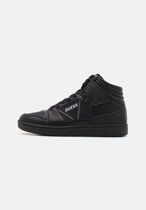 Schwarzer High-Top-Sneaker mit strukturierten und glatten Einsätzen, Schnürung vorne, "GUESS"-Logo an der Seite und gepolstertem Knöchelkragen.