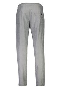 Lichtgrijze en witte verticaal gestreepte broek met een elastische tailleband en een enkele achterzak aan de rechterkant.
