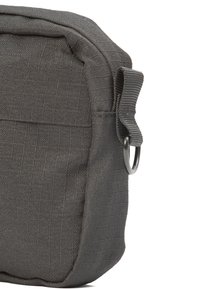 Pochette in tessuto grigio con superficie texture, dotata di un anello laterale e una tasca frontale. Forma rettangolare compatta, design pratico.