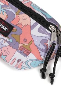 Pohodlná taštička se zipem vyrobená z odolné látky s barevným abstraktním vzorem, který obsahuje různé tvary, včetně hvězd a štětců. Černé šňůrky.