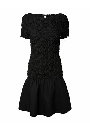 Juoda trumpomis rankovėmis suknelė su tekstūruotu rauktu audinio viršutine dalimi ir sklandžiai platėjančia sijonu, apvali iškirptė ir bangelėmis dekoruotos rankovių krašteliai.