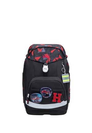 Zaino nero e rosso con motivo geometrico con toppe di camion dei pompieri e elicottero, una toppa rossa con la lettera “H” e un'etichetta con il logo Baagl.
