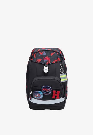 Schwarzer und roter Rucksack mit geometrischem Muster, mit Feuerwehr- und Hubschrauber-Patches, einem roten "H"-Patch und einem Baagl-Logoetikett.