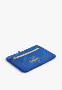Funda de tela azul con un cierre amarillo, que presenta un diseño de logo circular. Textura suave, forma rectangular y una lengüeta de tirador en la parte superior.