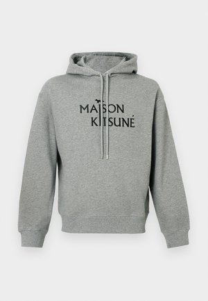 Grå hettegenser laget av mykt stoff, med en frontlomme, snorer og en svart logo "MAISON KITSUNÉ" med et lite revesymbol.