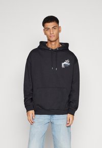 Hoodie noir avec poche kangourou, capuche à cordon réglable, et imprimé graphique avec des accents bleus et blancs. Tissu doux, coupe décontractée.
