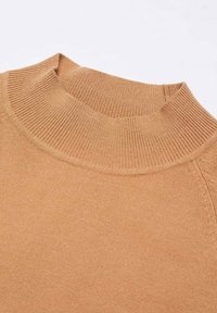 Hellbrauner, gerippter Strickpullover mit hohem Kragen. Der Stoff wirkt weich und hat eine glatte Textur, mit einfachen Nähten an den Kanten.