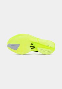 Neon gul løpesko såle med Continental grep, svarte striper, og teksten "ADIZERO" og "LIGHTTRAXION", vist mot hvit bakgrunn.