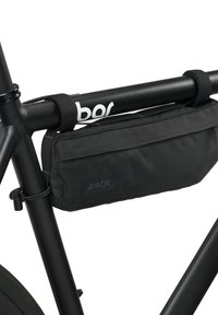 Schwarze Fahrradtasche aus Stoff, die an einem schwarzen Fahrradrahmen befestigt ist, mit rechteckiger Form, glatter Oberfläche und einem Logo-Detail in der Mitte.