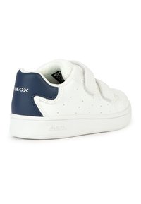 Baskets Geox blanches et bleu marine avec deux bandes velcro, côtés perforés et col rembourré, vues de l'arrière extérieur.