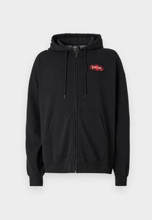 Sudadera con cremallera negra hecha de forro polar, con un bolsillo frontal; presenta un logo rojo en el lado izquierdo del pecho y cordones en la capucha.