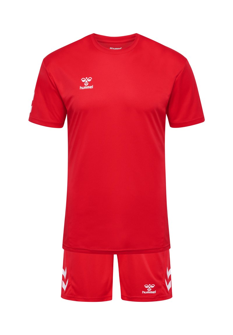 Rød atletisk sæt bestående af trøje og shorts lavet af glat stof. Har hvidt logo og chevron-detaljer på ærmerne og shortsene.