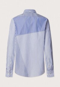 Camicia a righe blu e bianca con colletto a punta e maniche lunghe. Presenta righe verticali e polsini con bottone. Vista posteriore.