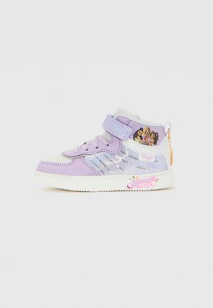 Paarse en witte hoge sneakers met zilveren pailletten, een klittenbandsluiting, een cartoon van drie meisjes en de tekst "Zeemeermin magie" op de zool.