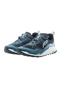 Scarpe da trail running blu e grigie con rete a motivi, accenti riflettenti e suole robuste, posizionate su uno sfondo bianco.