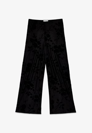 Črne hlače širokega kroja iz mehkega materiala z vtisnjenim cvetličnim vzorcem. Gladka tekstura, sproščen kroj in elastičen pas.
