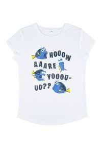 Hvid t-shirt med blå tegneseriefisk med gule detaljer og sort tekst, der siger "HOOOW AAARE YOOOU-UU??" i varierende størrelser.