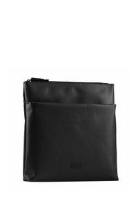 Estuche negro con cremallera, fabricado con material duradero; presenta una textura suave, forma plana y un bolsillo exterior para almacenamiento adicional.